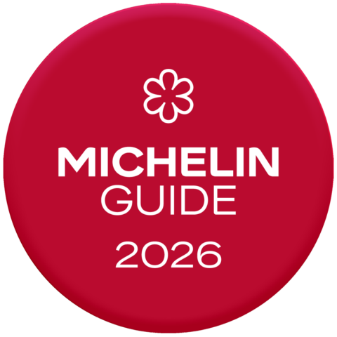 Rotes Abzeichen mit dem Logo des Michelin-Führers, einem Sternsymbol und der Jahreszahl 2026 in weißer Schrift.